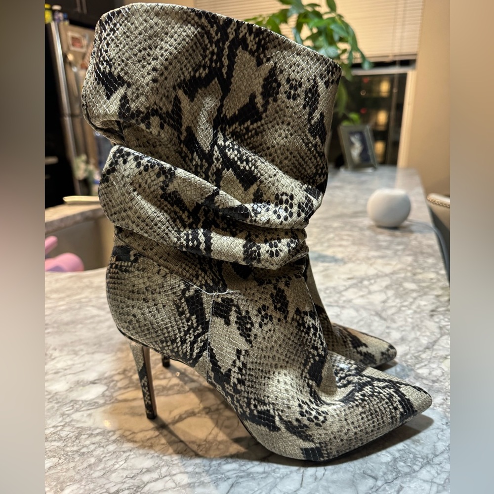Schutz Leather Booties.  Great Condition